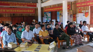 Người dân vùng động đất huyện Kon Plông (Kon Tum) nghe tập huấn ứng phó động đất.