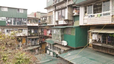 Khu tập thể Nghĩa Tân bị "bao vây" bởi chuồng cọp. (Ảnh: Hà Trần)