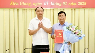 Phó Bí thư Thường trực Tỉnh ủy, Chủ tịch Hội đồng nhân dân tỉnh Kiên Giang Lâm Minh Thành trao quyết định của Ban Thường vụ Tỉnh ủy Kiên Giang cho đồng chí Nguyễn Tiến Hải. (Ảnh: PHƯƠNG VŨ)
