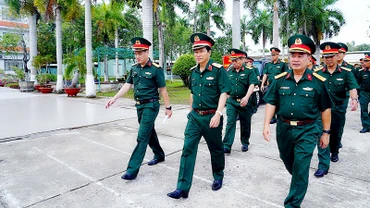 Đoàn công tác Quân khu 9 khảo sát tại Trường Quân sự tỉnh Kiên Giang (cũ), tại huyện Châu Thành, tỉnh Kiên Giang. (Ảnh: PHƯƠNG VŨ)