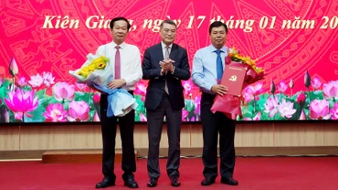 Đồng chí Lê Minh Hưng, Ủy viên Bộ Chính trị, Bí thư Trung ương Đảng, Trưởng Ban Tổ chức Trung ương tặng hoa chúc mừng đồng chí Đỗ Thanh Bình (bên trái) và đồng chí Nguyễn Tiến Hải (bên phải).