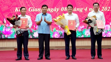 Ủy viên Trung ương Đảng, Bí thư Tỉnh ủy Kiên Giang Nguyễn Tiến Hải (thứ hai, từ trái qua) trao các quyết định của Ban Bí thư về công tác cán bộ. (Ảnh: QUỐC TRINH).
