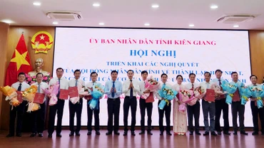 Lãnh đạo tỉnh Kiên Giang trao các quyết định về thành lập, hợp nhất, tổ chức lại các cơ quan thuộc Ủy ban nhân dân tỉnh và công bố các quyết định về công tác cán bộ.