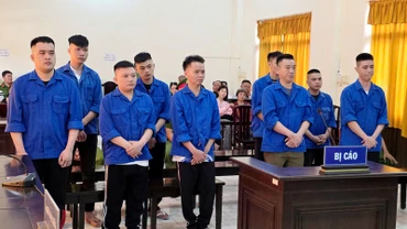 Các bị cáo tại phiên toà. (Ảnh: VĂN VŨ).