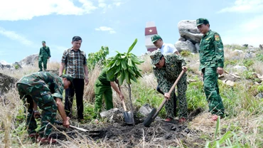Bí thư Tỉnh ủy Kiên Giang Nguyễn Tiến Hải (thứ 2, từ phải qua) trồng cây lưu niệm tại điểm cơ sở A1 trên Hòn Nhạn, thuộc xã đảo Thổ Châu. (Ảnh: PHƯƠNG VŨ)