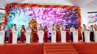 Đại biểu thực hiện nghi thức khởi công Dự án đầu tư xây dựng cầu Giải phóng 9. 