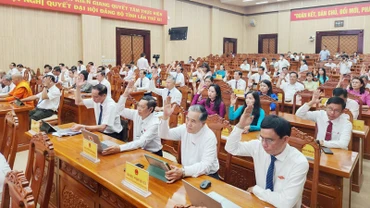 Đại biểu Hội đồng nhân dân tỉnh Kiên Giang biểu quyết thông qua các nghị quyết thống nhất chủ trương hợp nhất tỉnh An Giang và tỉnh Kiên Giang.
