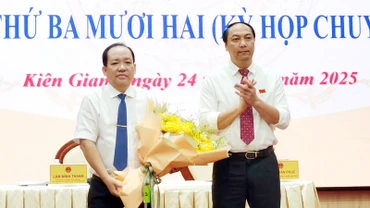 Chủ tịch Hội đồng nhân dân tỉnh Kiên Giang Lâm Minh Thành tặng hoa chúc mừng tân Phó Chủ tịch Ủy ban nhân dân tỉnh Kiên Giang Nguyễn Thanh Phong.