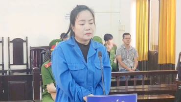 Bị cáo Trương Bích Thắm tại phiên tòa sơ thẩm. (Ảnh: VĂN VŨ)