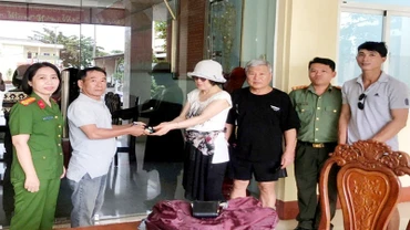 Vợ chồng du khách người Hàn Quốc (thứ 3 và 4, từ trái qua) nhận lại tài sản đã đánh rơi.
