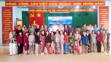 Báo cáo viên Bộ Tư lệnh Vùng 5 Hải quân tuyên truyền biển, đảo năm 2025 tại xã Vĩnh Hòa Hiệp, huyện Châu Thành, tỉnh Kiên Giang.