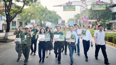 Lãnh đạo tỉnh Quảng Trị và các tổ chức bảo vệ động vật hoang dã tuần hành trên đường phố Đông Hà kêu gọi mọi người ứng xử văn minh với động vật hoang dã.
