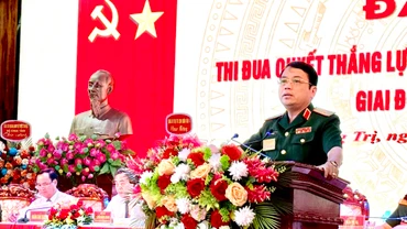 Thiếu tướng Phan Văn Sỹ, Phó Chủ nhiệm Chính trị Quân khu 4 phát biểu tại đại hội.