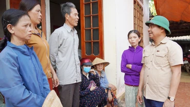 Phó Bí thư Tỉnh ủy, Chủ tịch Ủy ban nhân dân tỉnh Quảng Trị Võ Văn Hưng lắng nghe kiến nghị của gia đình bà Phan Thị Thủy, ở thôn Rào Trường, xã Hải Thái và đề nghị huyện Gio Linh báo cáo cụ thể để giải quyết theo thẩm quyền đối với trường hợp đặc biệt.