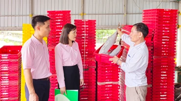 Cơ sở thu mua, chế biến thủy hải sản của anh Lê Hảo ở thôn Xuân Tiến, xã Gio Việt tạo việc làm cho nhiều lao động có thu nhập ổn định.