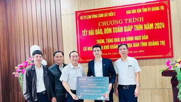 Phó Giám đốc BIDV Chi nhánh Quảng Trị Đỗ Anh Dũng trao bảng tượng trưng tặng quà cho huyện Đảo Cồn Cỏ.