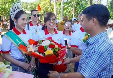 Lãnh đạo Ủy ban nhân dân xã Gio An tặng hoa đoàn du khách trong và ngoài nước đến trải nghiệm hệ thống giếng cổ. 