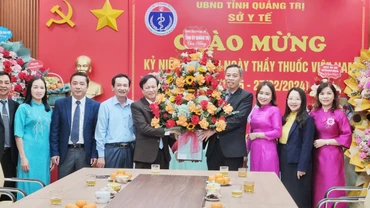 Phó Bí thư Thường trực Tỉnh ủy, Chủ tịch HĐND tỉnh Quảng Trị Nguyễn Đăng Quang thăm, tặng hoa chúc mừng Sở Y tế.