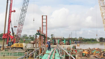Thi công công trình cầu Thạch Hãn 1 nối thành phố Đông Hà với huyện Triệu Phong ( Quảng Trị) thuộc Dự án đường ven biển nối hành lang kinh tế đông tây.