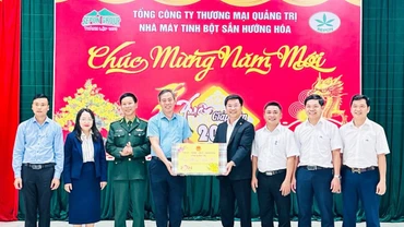 Đồng chí Nguyễn Đăng Quang tặng quà chúc Tết Nhà máy tinh bột sắn Hướng Hóa. 