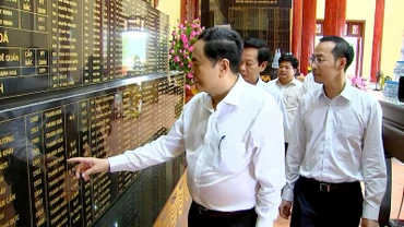 Phó Chủ tịch Thường trực Quốc hội Trần Thanh Mẫn thăm bia ghi danh các anh hùng, liệt sĩ tại Nghĩa trang liệt sĩ thành phố Phú Quốc, tỉnh Kiên Giang.