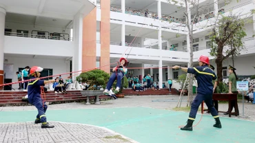 Học sinh trải nghiệm “Chúng em làm lính cứu hỏa”. 