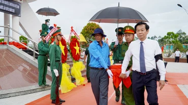 Lãnh đạo tỉnh Kiên Giang thực hiện nghi thức an táng tại Nghĩa trang liệt sĩ huyện Hòn Đất, tỉnh Kiên Giang. 