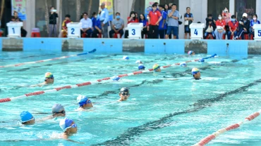 Trẻ em trình diễn bơi sau lễ khai mạc hè tỉnh Kiên Giang năm 2023.