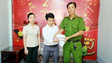 Đại diện Công an xã Dương Tơ và An ninh hàng không Cảng hàng không quốc tế Phú Quốc bàn giao đồng hồ Patek Philippe cho người nhà của chị Mạc Thanh Thảo. (Ảnh: Công an cung cấp)