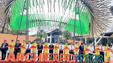 Lãnh đạo Trung ương, tỉnh Kiên Giang và khách mời cắt băng khai mạc triển lãm Kiến trúc Hội nhập và Phát triển năm 2023 với chủ đề “Kiến trúc - tạo lập không gian bền vững cho cộng đồng”.