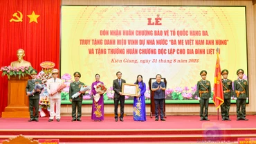 Đại diện Đảng bộ, chính quyền, nhân dân và lực lượng vũ trang tỉnh Kiên Giang nhận Huân chương Bảo vệ Tổ quốc hạng Ba.