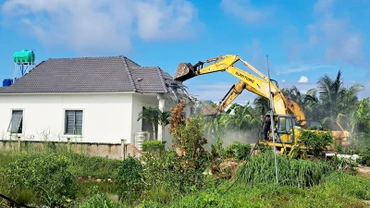 Cơ quan chức năng đang thực hiện phá dỡ 14 căn biệt thự.