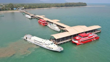 Do mưa bão, tàu, phà ngưng hoạt động nhiều du khách ở các đảo của Kiên Giang bị mắc kẹt ở lại.