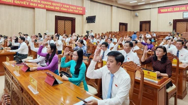 Các đại biểu biểu quyết thông qua 14 Nghị quyết của Hội đồng nhân dân tỉnh Kiên Giang tại Kỳ họp thứ 18, sáng ngày 10/11/2023. 