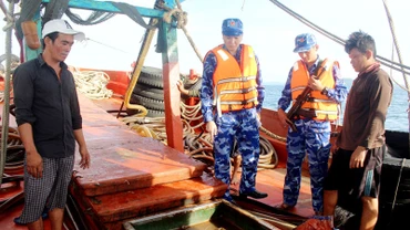 Lực lượng Bộ Tư lệnh Vùng Cảnh sát biển 4 kiểm tra tàu vận chuyển dầu trái phép.