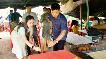 Thành viên Đoàn công tác tỉnh Kiên Giang thắp hương phần hài cốt liệt sĩ do Đội K92 tìm kiếm, quy tập trên nước bạn Campuchia.