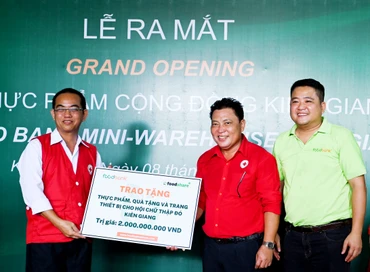 Đại diện Food Bank Việt Nam trao biển tượng trưng tặng thực phẩm, quà tặng và trang thiết bị trị giá 2 tỷ đồng đưa vào vận hành kho thực phẩm cộng đồng Kiên Giang.