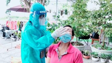 Lực lượng y tế tổ chức xét nghiệm cho người dân trên địa bàn thành phố Rạch Giá.
