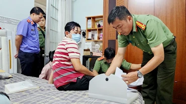 Công an khám xét nhà Trần Văn Luyến. (Ảnh Công an cung cấp). 