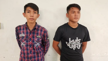Công an đọc quyết định bắt tạm giam Nguyễn Minh Tâm (bên trái) và Trần Thanh Trọng. 
