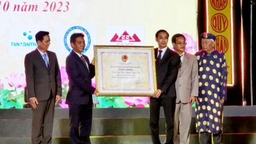 Đại diện Bộ Văn hóa, Thể thao và Du lịch trao Bằng Di sản văn hóa phi vật thể cấp quốc gia “Lễ hội Đình thần Nguyễn Trung Trực-thành phố Rạch Giá, tỉnh Kiên Giang” cho đại diện tỉnh Kiên Giang.