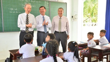 Ông Ono Masuo (bìa trái), Tổng Lãnh sự Nhật Bản tại Thành phố Hồ Chí Minh cùng lãnh đạo địa phương thăm lớp học tại Trường tiểu học Ngọc Chúc 1, xã Ngọc Chúc, huyện Giồng Riềng, tỉnh Kiên Giang. 