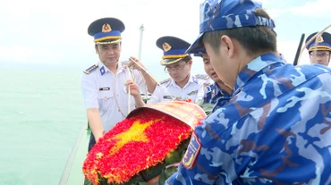 Cán bộ, chiến sĩ Bộ Tư lệnh Vùng Cảnh sát biển 4 thả vòng hoa tưởng niệm các Anh hùng, liệt sĩ hy sinh trên thềm lục địa phía Nam. (Ảnh: Bộ Tư lệnh Vùng Cảnh sát biển 4 cung cấp).