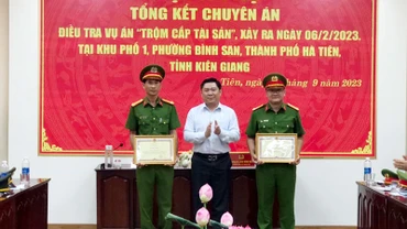 Lãnh đạo Ủy ban nhân dân thành phố Hà Tiên trao bằng khen của Chủ tịch Ủy ban nhân dân tỉnh Kiên Giang cho các cá nhân. (Ảnh: Công an cung cấp)