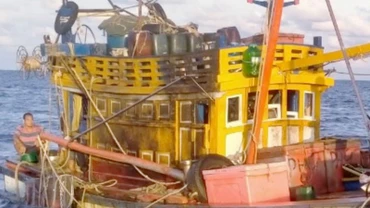 Tàu của ngư dân Kiên Giang bị tấn công bằng bom xăng. (Ảnh: Ngư dân cung cấp)