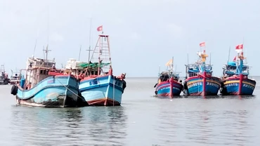 Tàu khai thác hải sản đậu tại cửa biển thành phố Rạch Giá, tỉnh Kiên Giang.