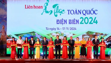 Đại biểu là lãnh đạo Bộ Văn hóa, Thể thao và Du lịch cùng đại diện lãnh đạo tỉnh Điện Biên cắt băng khai mạc Liên hoan Ẩm thực toàn quốc. 