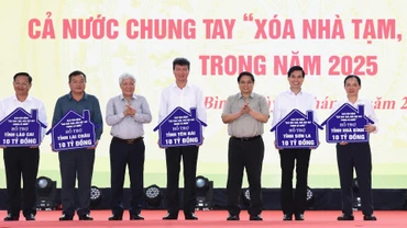 Thủ tướng Phạm Minh Chính, lãnh đạo Ủy ban Trung ương Mặt trận Tổ quốc Việt Nam trao kinh phí hỗ trợ từ Quỹ Vì người nghèo Trung ương cho 5 tỉnh Tây Bắc trong Lễ phát động phong trào thi đua cả nước chung tay xóa nhà tạm, nhà dột nát trên địa bàn cả nước trong năm 2025 tại Hòa Bình, ngày 13/4/2024. (Ảnh: TRẦN HẢI)