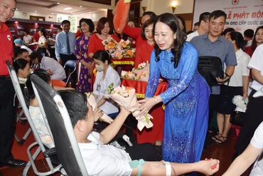 Quyền Chủ tịch nước Võ Thị Ánh Xuân tặng hoa cảm ơn các cá nhân tình nguyện hiến máu hưởng ứng Tháng Nhân đạo cấp quốc gia năm 2024, được tổ chức tại Điện Biên.