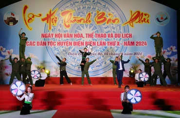 Tiết mục văn nghệ đặc sắc chào mừng ngày hội thu hút đông đảo nhân dân theo dõi, cổ vũ.